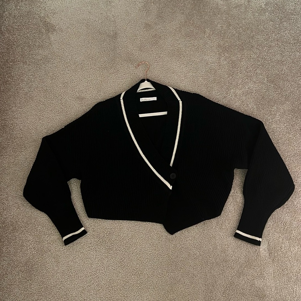 OAK + FORT Black Cropped Ribbed Cardigan with White Trim